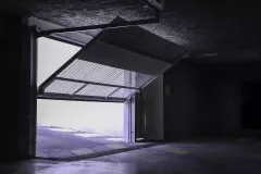 Accès sécurisé à notre parking souterrain avec commande individuelle.