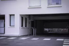 Accès sécurisé à notre parking souterrain à louer proche du stade Chaban-Delmas de Bordeaux.