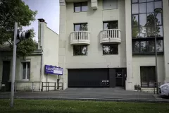 Entrée sécurisée de notre parking souterrain avec places individuelles en location.